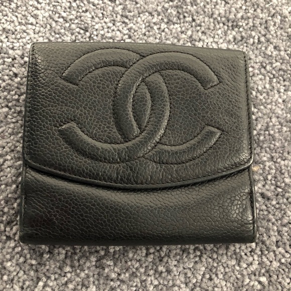 Chanel leather caviar black bi-fold wallet. Authentic